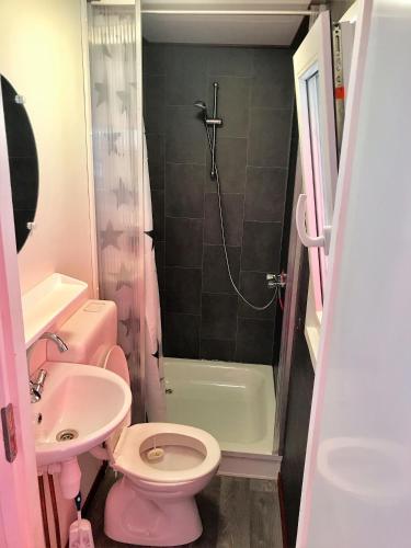 a bathroom with a pink toilet and a sink at Costa Brava Palamos Chalettas in Palamós