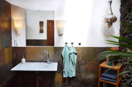 a bathroom with a sink and a mirror at Appartement Casa Hibisco Mit Schönem Garten in Uga