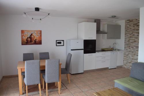 O bucătărie sau chicinetă la Apartments Grgic