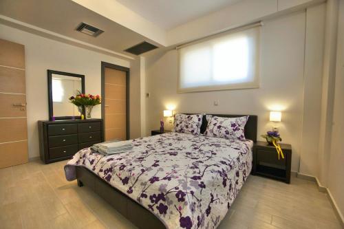 Кровать или кровати в номере Geräumiges Ferienhaus In Mithimna Mit Eigenem Pool