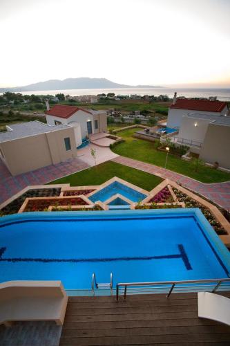 Бассейн в Geräumiges Ferienhaus In Mithimna Mit Eigenem Pool или поблизости
