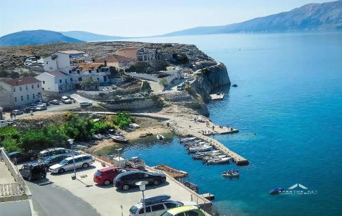 a group of cars parked on a beach next to the water at Ferienwohnung Für 2 Personen Ca 25 M Sup2 In Zubovici, Adriaküste Kroatien Kroatische Inseln in Zubovići