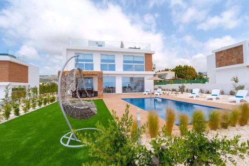 Πισίνα στο ή κοντά στο Luxuriöse Villa Mit 4 Schlafzimmern, Pool Und Whirlpool