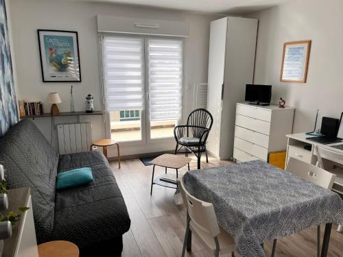 un salon avec un canapé et une table dans l'établissement Studio avec grand balcon Marin, à Berck-sur-Mer