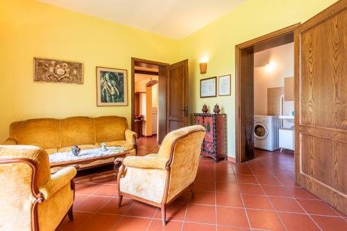 a living room with a couch and two chairs at Appartamento Maria in San Gimignano