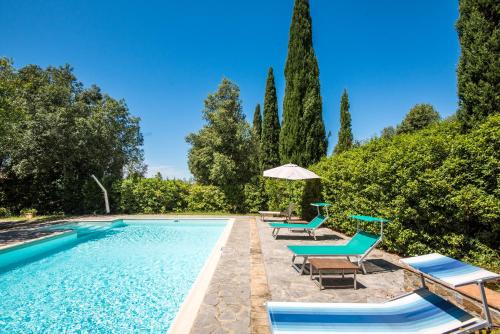 a swimming pool with chairs and an umbrella at Melograno Apartment Podere Giardino in Montalcino