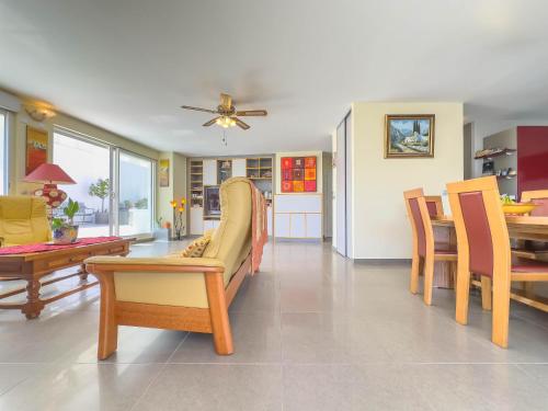 un salon avec un canapé, des chaises et une table dans l'établissement Le Rooftop by Winsome Destination, à Cannes