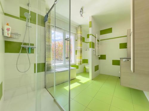 une salle de bain avec une douche en verre et des toilettes dans l'établissement Le Rooftop by Winsome Destination, à Cannes
