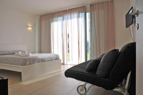 Ένα ή περισσότερα κρεβάτια σε δωμάτιο στο Villa Micol 5' from the sea!
