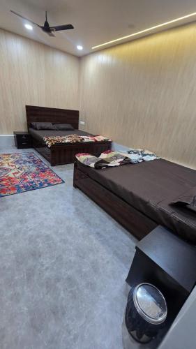 バラナシにあるLuxe Villaのベッド2台と天井が備わる客室です。