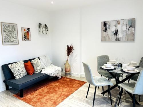 ein Wohnzimmer mit Sofa und Tisch in der Unterkunft Stunning Apartment -Quick Access to Central London in Ealing
