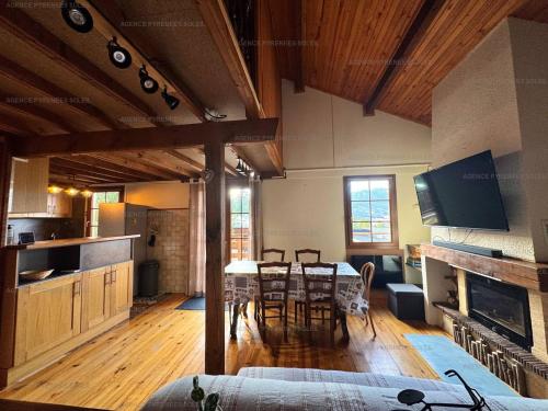 une cuisine et une salle à manger avec une table et des chaises dans l'établissement Chalet 4 faces 80m² proche lac avec garage - FR-1-295-187, à Matemale