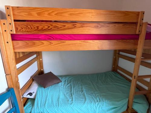 - un lit superposé avec un lit superposé vert dans l'établissement Studio cosy à La Grande-Motte avec parking privé - FR-1-716-41, à La Grande Motte