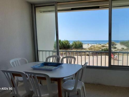 Photo de la galerie de l'établissement Appartement T2 Cabine - Quartier Animé, Vue Mer, Parking Privé - FR-1-328-260, à La Grande Motte