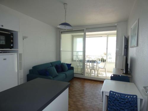 Photo de la galerie de l'établissement Appartement T2 Cabine - Quartier Animé, Vue Mer, Parking Privé - FR-1-328-260, à La Grande Motte