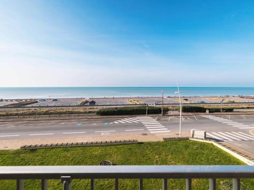 un parking vide avec l'océan en arrière-plan dans l'établissement Studio cabine au bord de mer sans Wi-Fi - FR-1-821-27, à Le Touquet-Paris-Plage