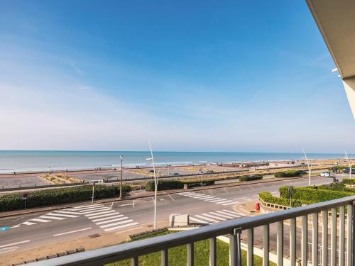 Elle offre une vue sur un parking et l'océan. dans l'établissement Studio cabine au bord de mer sans Wi-Fi - FR-1-821-27, à Le Touquet-Paris-Plage