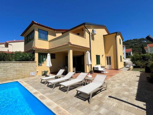 a villa with a swimming pool and a house at Ferienhaus Sommerflucht 2 in Barbat na Rabu