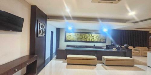 Grage Hotel Malang by TOSにあるテレビまたはエンターテインメントセンター