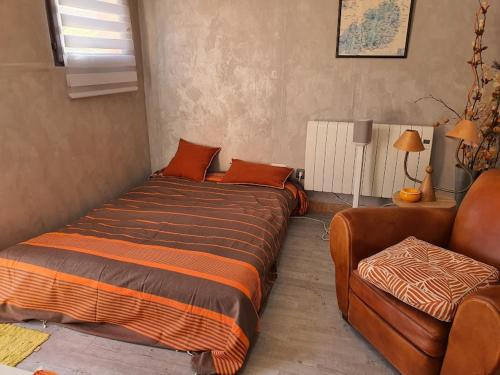 une chambre avec deux lits et un canapé dans l'établissement Chez Mylène et Jean, à Bédoin