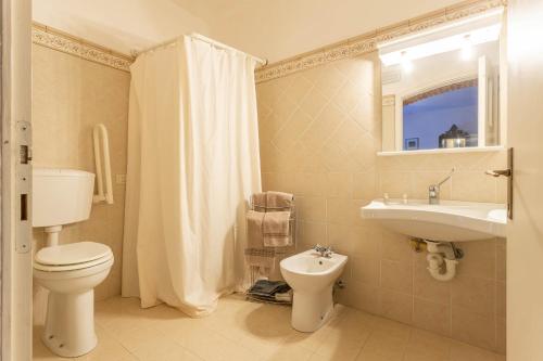 a bathroom with a toilet and a sink at Manuela - Agriturismo La Valentina in Talamone