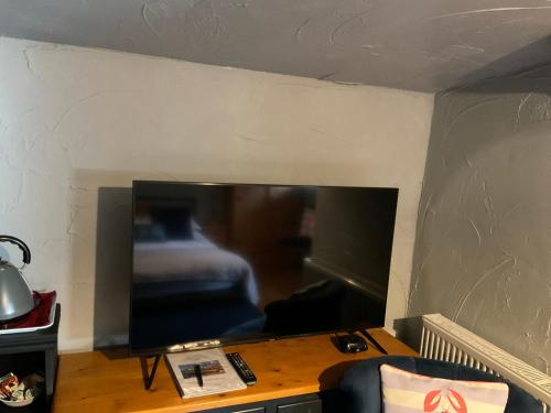 Overdale Guesthouse and Free Parking photo 69