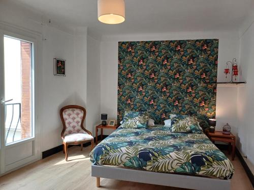 - une chambre avec un lit doté d'une grande tête de lit fleurie dans l'établissement Maison de village au centre de Thuir jusqu'à 5 personnes et 1 bébé, à Thuir