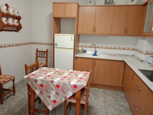 Kuchyň nebo kuchyňský kout v ubytování Amplio apartamento en zona céntrica de Nijar