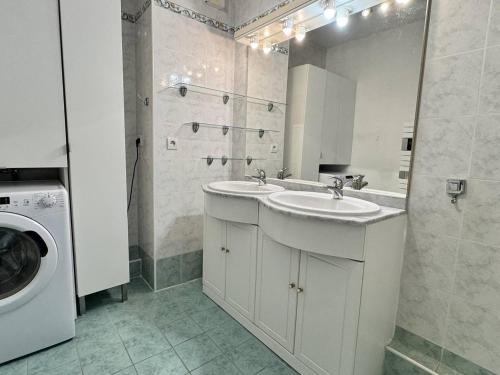 une salle de bain avec deux lavabos et une machine à laver dans l'établissement Bel appartement T3 à St Aygulf, climatisé, proche plage, parking privé - FR-1-768-110, à Fréjus
