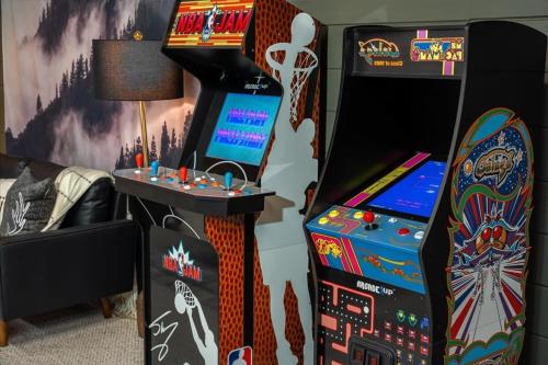 Una habitación con una sala de videojuegos y una máquina de pinball. en Movie Theater Arcade Hot Tub Grill Views, en McGaheysville