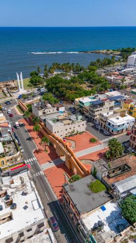 een luchtfoto van een stad met de oceaan bij Abalone Private Residence in Santo Domingo