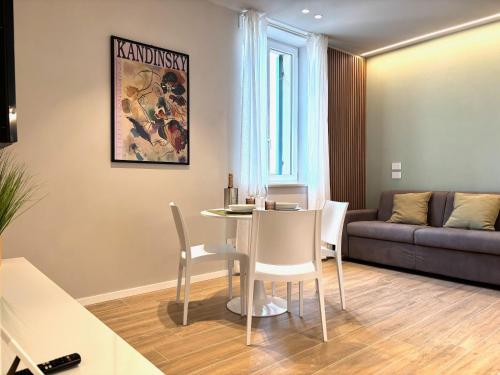 a living room with a table and a couch at Palazzo Betteloni in Bardolino