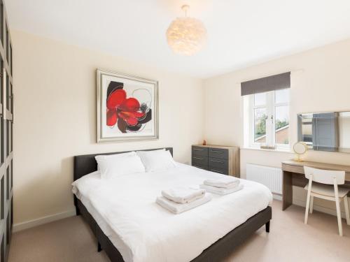Katil atau katil-katil dalam bilik di Pass the Keys Lovely 2 Bed in Leamington Spa with Parking
