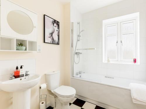 Bilik mandi di Pass the Keys Lovely 2 Bed in Leamington Spa with Parking