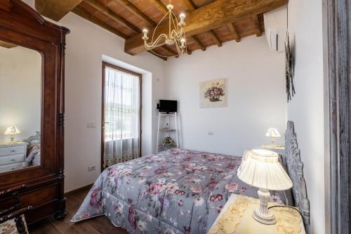 a bedroom with a bed and a table with a lamp at Appartamento Rosso - Monte Crespini in Manciano