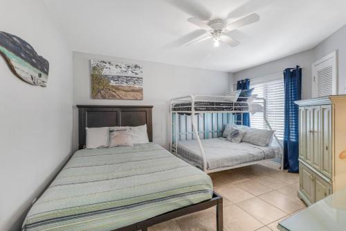 1 Schlafzimmer mit 2 Etagenbetten und einem Deckenventilator in der Unterkunft GS Plantation West 1339 by Vacation Homes Collection in Gulf Highlands
