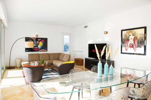un salon avec une table en verre et un canapé dans l'établissement Villa Grenouillere - Vue Mer - Fitness - Sauna, à Cagnes-sur-Mer