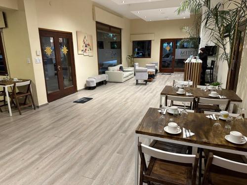 a large living room with tables and chairs at Hotel TOTEM Boutique in Termas de Río Hondo