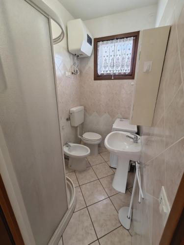 a bathroom with a toilet and a sink at Lidia in Rosolina