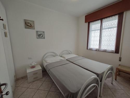a hospital room with two beds and a window at Lidia in Rosolina