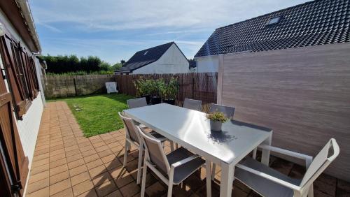 a white table and chairs on a patio at Vissershuisje 89 te Wenduine in Wenduine