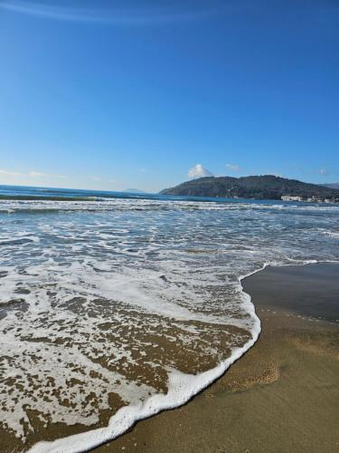 a view of the ocean from the beach at Perla Di Mare in Minturno