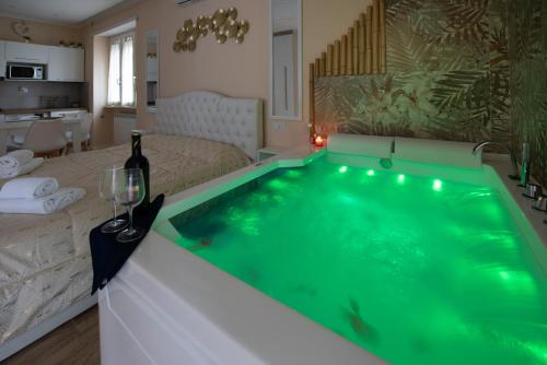 a large green tub in a living room at Perla Di Mare in Minturno