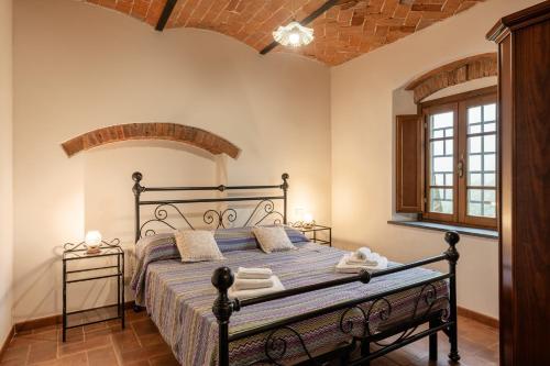 Un dormitorio con una cama grande en una habitación. en Agriturismo Fadanelli - La Cantina, en Lamporecchio