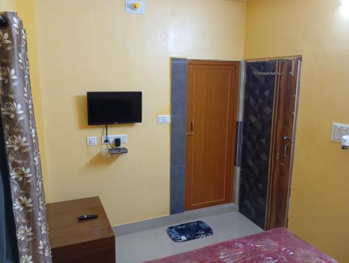 TV a/nebo společenská místnost v ubytování Rukmini Guest House