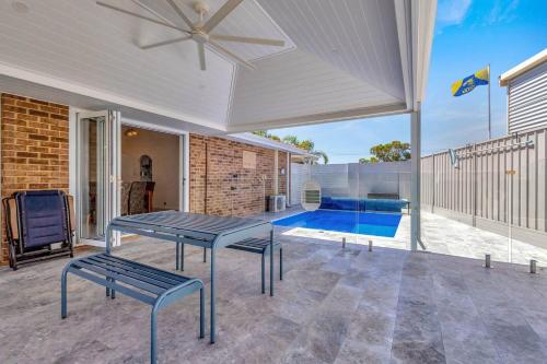 La alberca dentro o cerca de Coastal Poolside Retreat