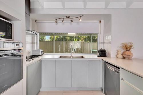 Una cocina o cocineta en Coastal Poolside Retreat