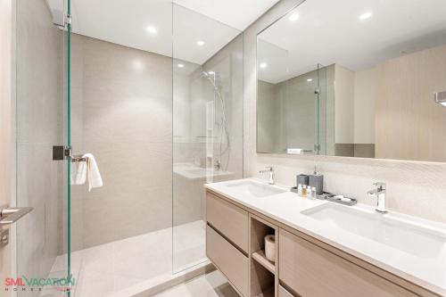 SML Vacation Homes - Sky High Apartments with Burj Khalifa and Dubai Fountain Views at Grande Signature, Downtown Dubai photo 3