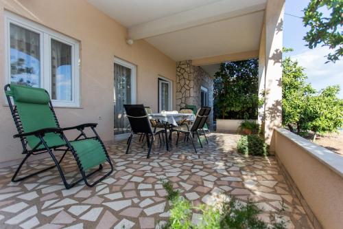 Strandnahe Ferienwohnung Jure Mit Großer Terrasse