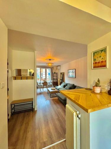 une pièce avec une cuisine et un salon dans l'établissement T3 Moderne et Cosy avec Blacon, à Aix-en-Provence